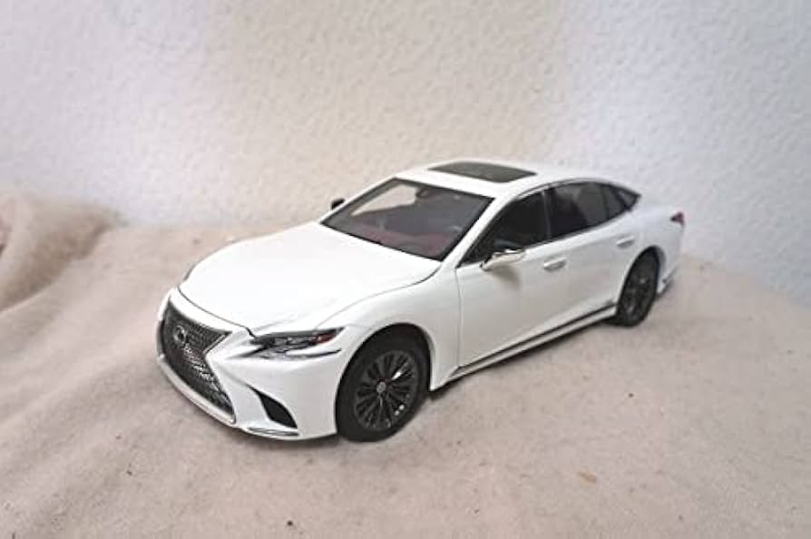 絶版品1/18 レクサス LS500h 模型 ミニカー完成品　展示台付き 白 絶版品1/18 レクサス LS500h 模型 ミニカー完成品 展示台付き 白